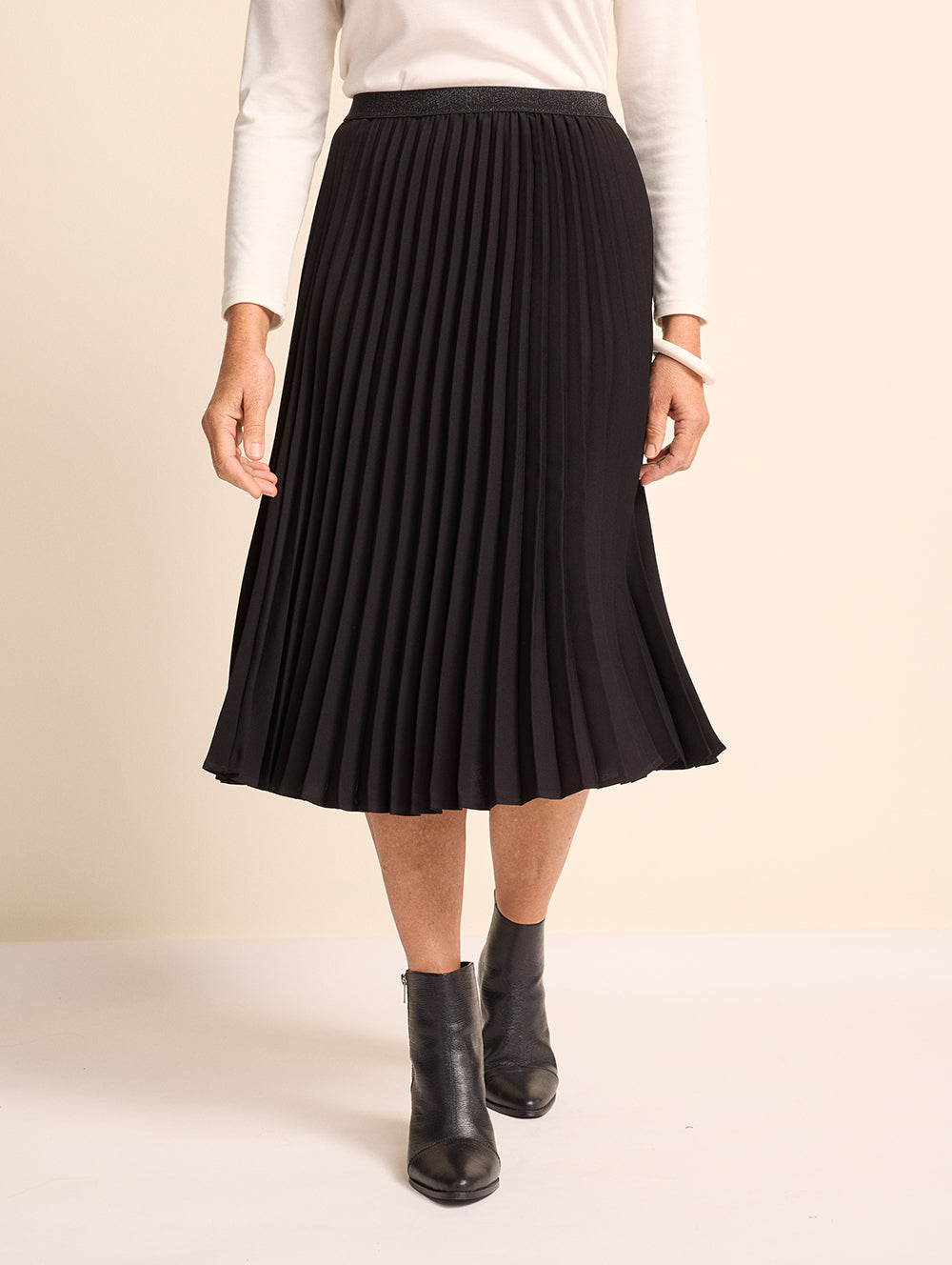 Black pleated skirt au hotsell